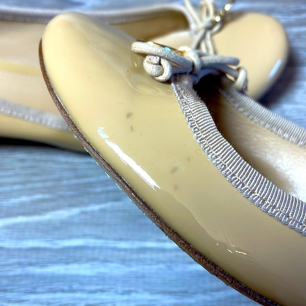 Tory Burch Chelsea Nude Tan Patent Leather Women’s Size 8M Bow Charm Heeled Pump - Picture 11 of 13